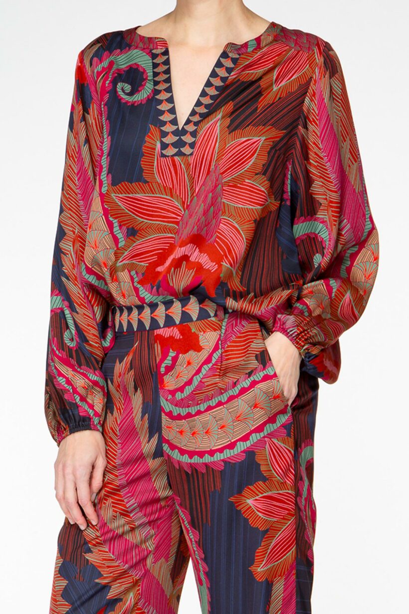 IVI collection ARTICHAUT Seidenhose mit Buntfalte und weitem Bein mit einem platzierten Blüten-Print in den Farben rot und blau aus der AW24 Kollektion.

IVI collection ARTICHAUT silk trousers with a pleat and wide leg with a placed flower print in red and blue from the AW24 collection.