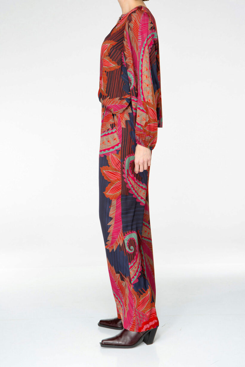 IVI collection ARTICHAUT Seidenhose mit Buntfalte und weitem Bein mit einem platzierten Blüten-Print in den Farben rot und blau aus der AW24 Kollektion.

IVI collection ARTICHAUT silk trousers with a pleat and wide leg with a placed flower print in red and blue from the AW24 collection.