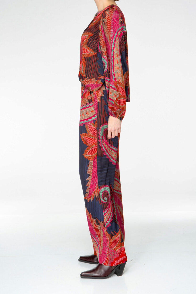 IVI collection ARTICHAUT verkürzte Seidenbluse mit einem platzierten Blüten-Print in den Farben rot und blau aus der AW24 Kollektion. IVI collection ARTICHAUT cropped silk blouse with a placed floral print in red and blue from the AW24 collection.