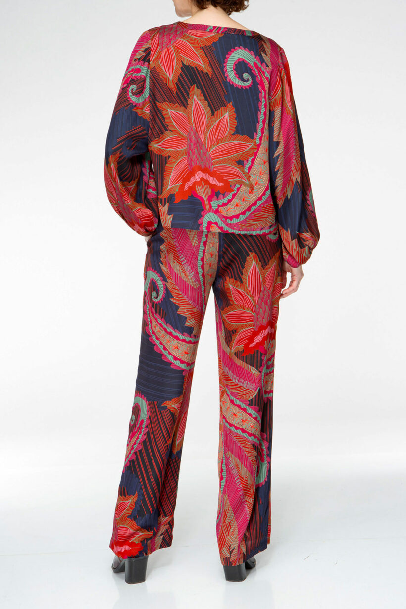 IVI collection ARTICHAUT verkürzte Seidenbluse mit einem platzierten Blüten-Print in den Farben rot und blau aus der AW24 Kollektion. IVI collection ARTICHAUT cropped silk blouse with a placed floral print in red and blue from the AW24 collection.
