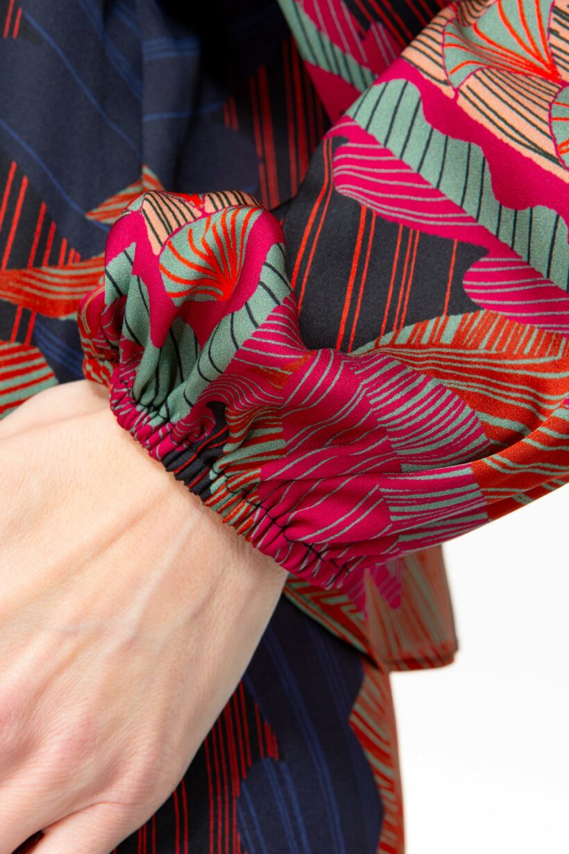 IVI collection ARTICHAUT verkürzte Seidenbluse mit einem platzierten Blüten-Print in den Farben rot und blau aus der AW24 Kollektion.

IVI collection ARTICHAUT cropped silk blouse with a placed floral print in red and blue from the AW24 collection.