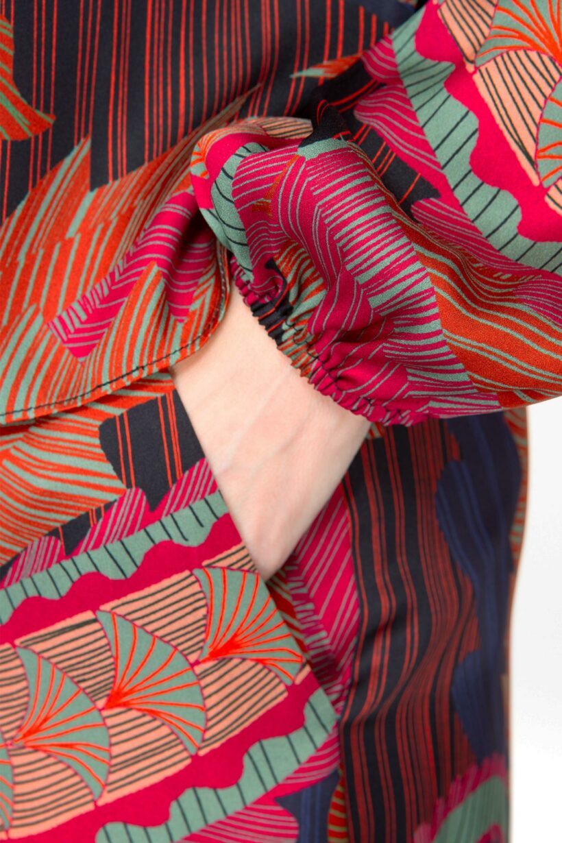 IVI collection ARTICHAUT Seidenhose mit Buntfalte und weitem Bein mit einem platzierten Blüten-Print in den Farben rot und blau aus der AW24 Kollektion. IVI collection ARTICHAUT silk trousers with a pleat and wide leg with a placed flower print in red and blue from the AW24 collection.