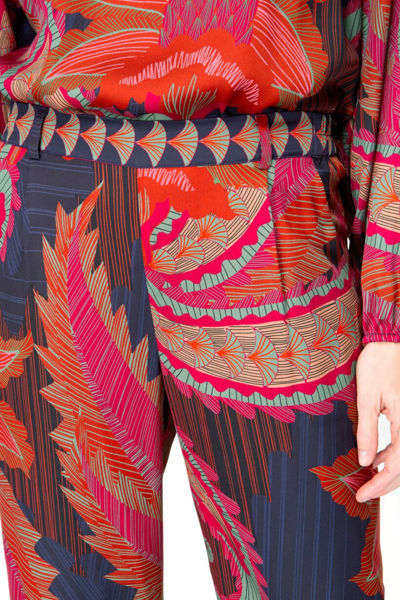 IVI collection ARTICHAUT Seidenhose mit Buntfalte und weitem Bein mit einem platzierten Blüten-Print in den Farben rot und blau aus der AW24 Kollektion. IVI collection ARTICHAUT silk trousers with a pleat and wide leg with a placed flower print in red and blue from the AW24 collection.