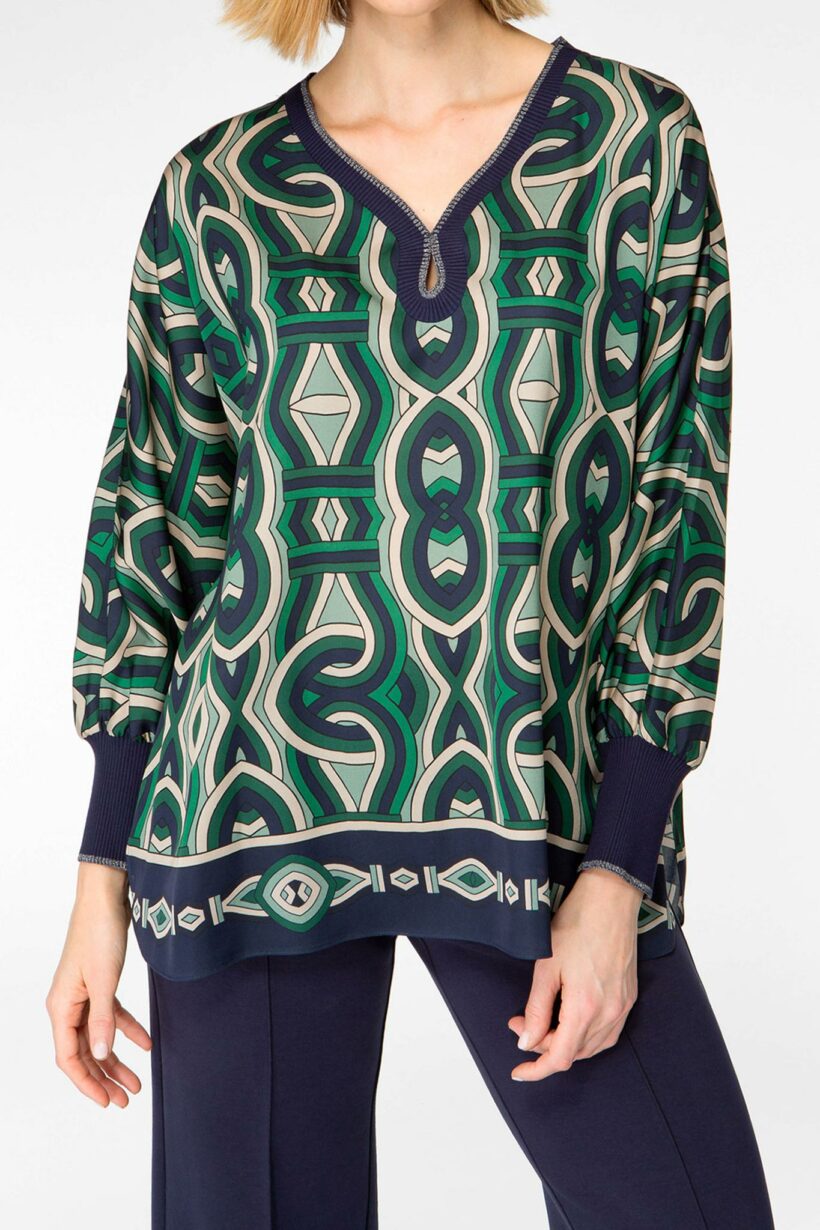 IVI collection GRACE elegante Seidentunika mit Cut-Out-Detail am V-Ausschnitt mit graphischen Print in grün aus der AW24 Kollektion. IVI collection GRACE elegant silk tunic with cut-out detail at the V-neckline with graphic print in green from the AW24 collection.