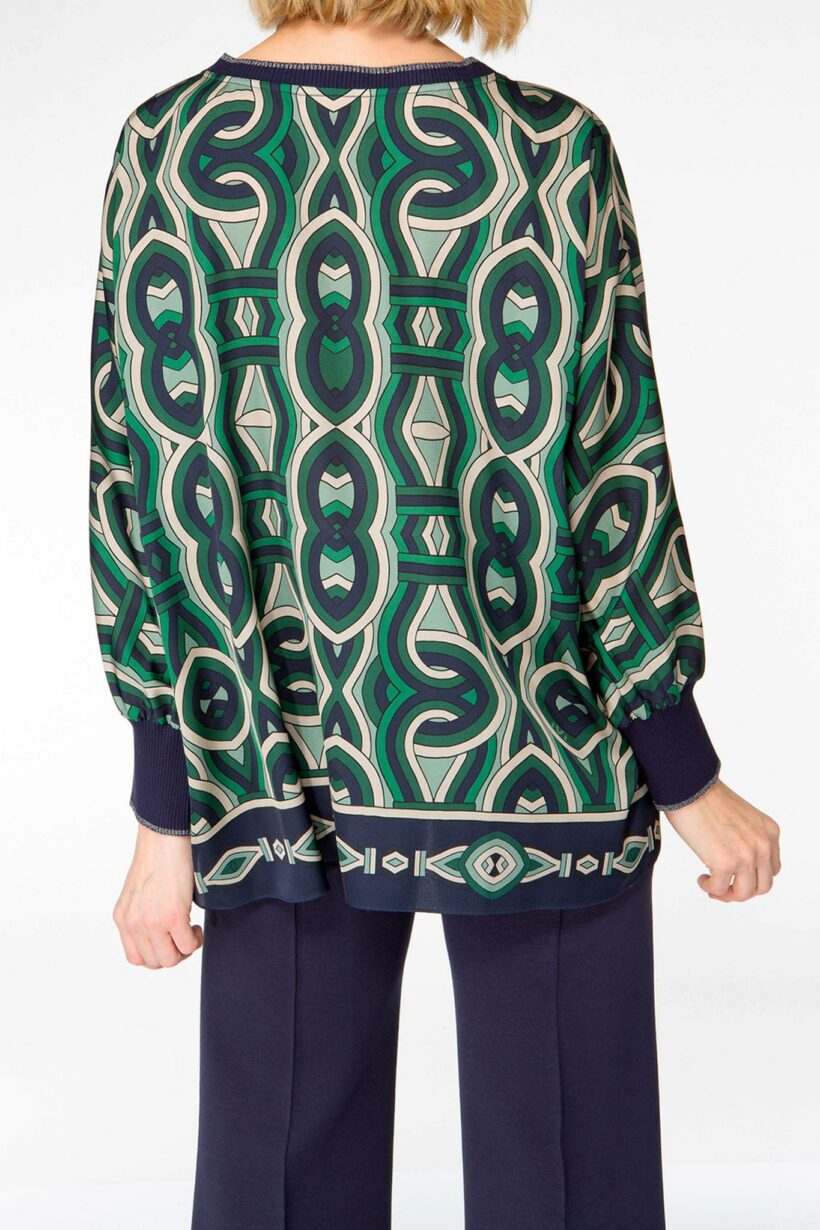 IVI collection GRACE elegante Seidentunika mit Cut-Out-Detail am V-Ausschnitt mit graphischen Print in grün aus der AW24 Kollektion. IVI collection GRACE elegant silk tunic with cut-out detail at the V-neckline with graphic print in green from the AW24 collection.