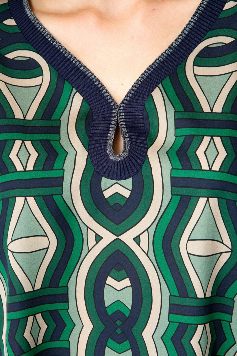 IVI collection GRACE elegante Seidentunika mit Cut-Out-Detail am V-Ausschnitt mit graphischen Print in grün aus der AW24 Kollektion. IVI collection GRACE elegant silk tunic with cut-out detail at the V-neckline with graphic print in green from the AW24 collection.