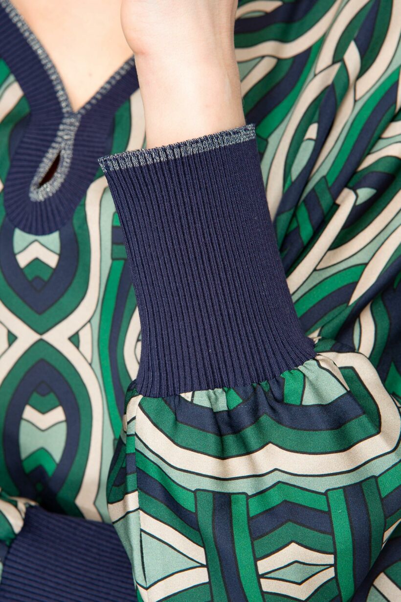 IVI collection GRACE elegante Seidentunika mit Cut-Out-Detail am V-Ausschnitt mit graphischen Print in grün aus der AW24 Kollektion. IVI collection GRACE elegant silk tunic with cut-out detail at the V-neckline with graphic print in green from the AW24 collection.