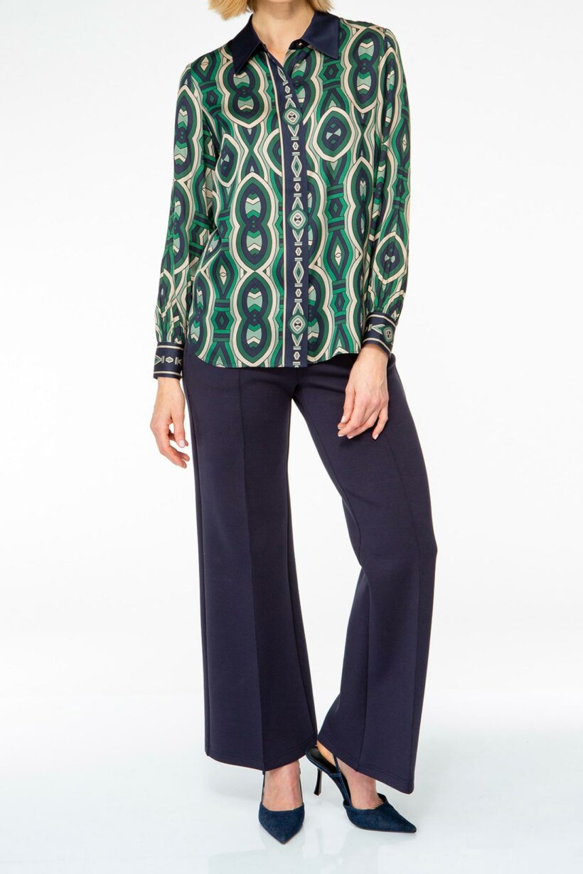 IVI collection GRACE elegante Hemdbluse aus Seide mit durchgehender Knopfleiste mit graphischen Print in grün aus der AW24 Kollektion. IVI collection GRACE elegant silk shirt blouse with full-length button placket with graphic print in green from the AW24 collection.