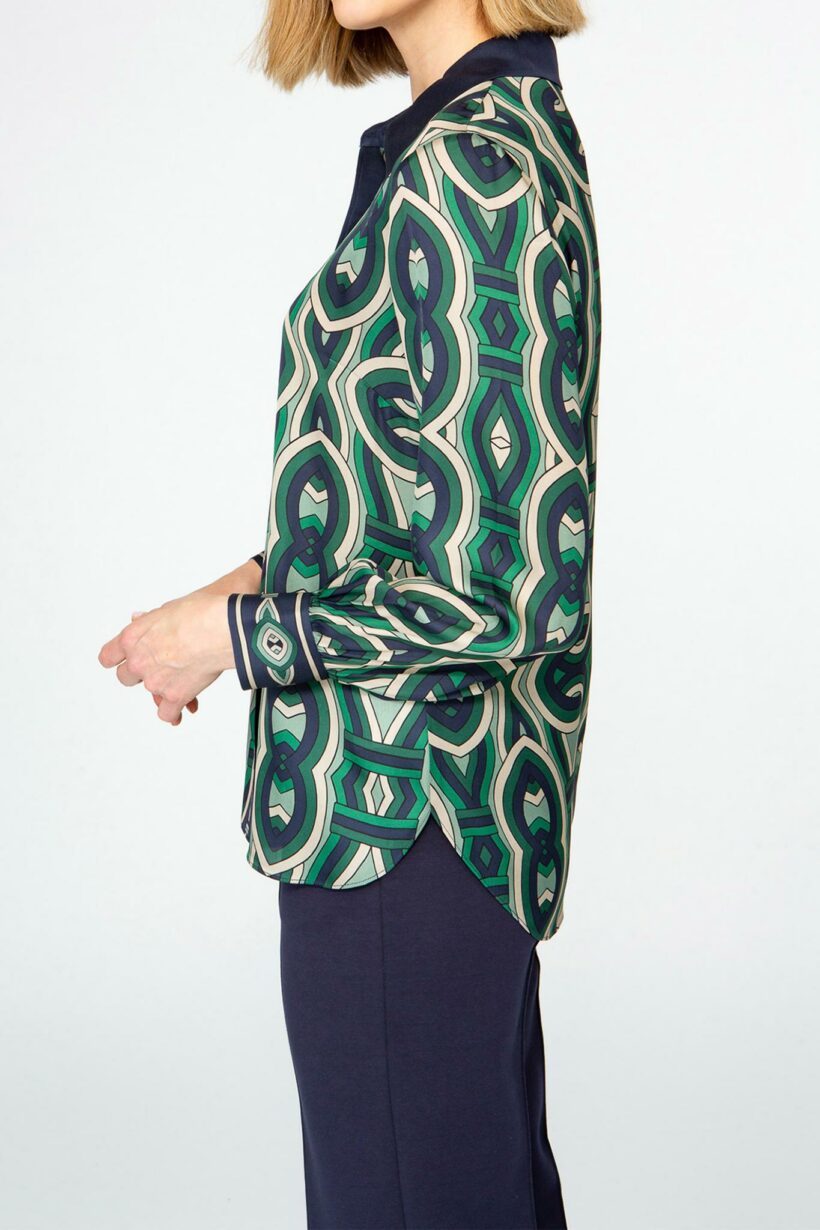 IVI collection GRACE elegante Hemdbluse aus Seide mit durchgehender Knopfleiste mit graphischen Print in grün aus der AW24 Kollektion. IVI collection GRACE elegant silk shirt blouse with full-length button placket with graphic print in green from the AW24 collection.