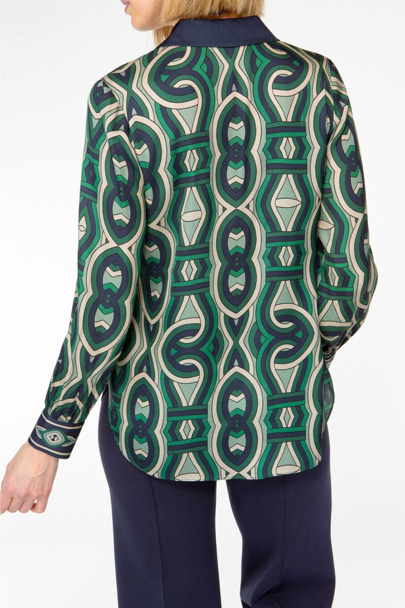 IVI collection GRACE elegante Hemdbluse aus Seide mit durchgehender Knopfleiste mit graphischen Print in grün aus der AW24 Kollektion. IVI collection GRACE elegant silk shirt blouse with full-length button placket with graphic print in green from the AW24 collection.