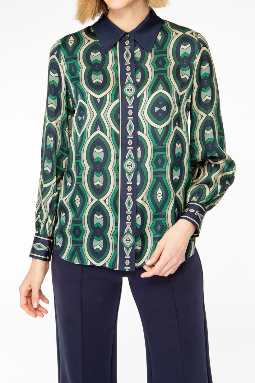 IVI collection GRACE elegante Hemdbluse aus Seide mit durchgehender Knopfleiste mit graphischen Print in grün aus der AW24 Kollektion. IVI collection GRACE elegant silk shirt blouse with full-length button placket with graphic print in green from the AW24 collection.