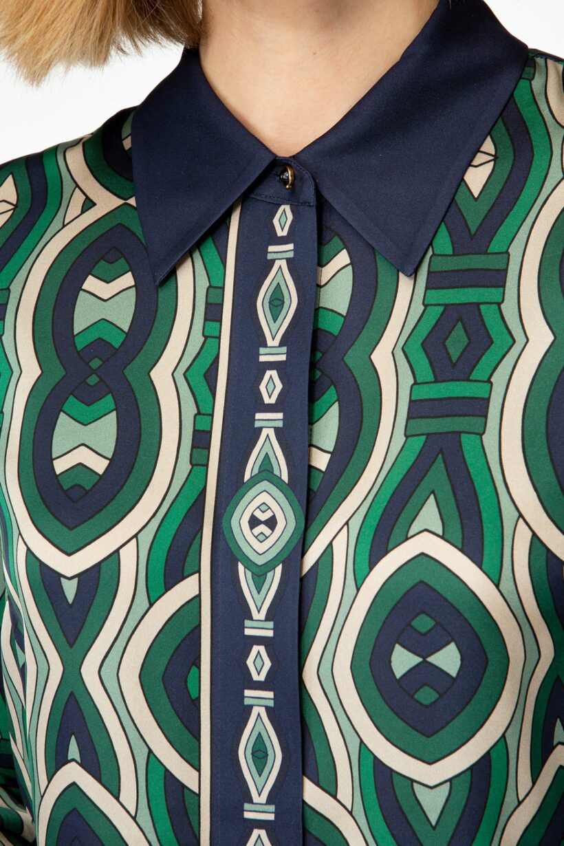 IVI collection GRACE elegante Hemdbluse aus Seide mit durchgehender Knopfleiste mit graphischen Print in grün aus der AW24 Kollektion. IVI collection GRACE elegant silk shirt blouse with full-length button placket with graphic print in green from the AW24 collection.