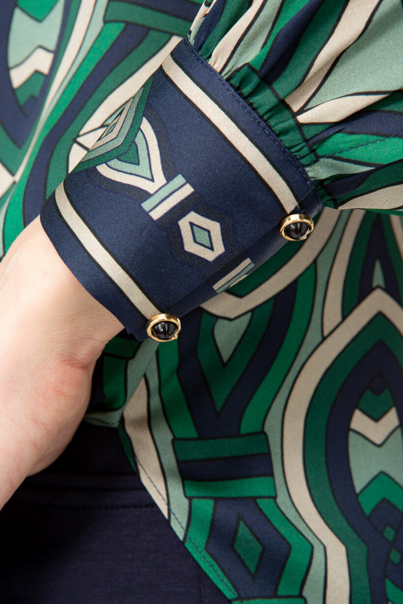 IVI collection GRACE elegante Hemdbluse aus Seide mit durchgehender Knopfleiste mit graphischen Print in grün aus der AW24 Kollektion. IVI collection GRACE elegant silk shirt blouse with full-length button placket with graphic print in green from the AW24 collection.