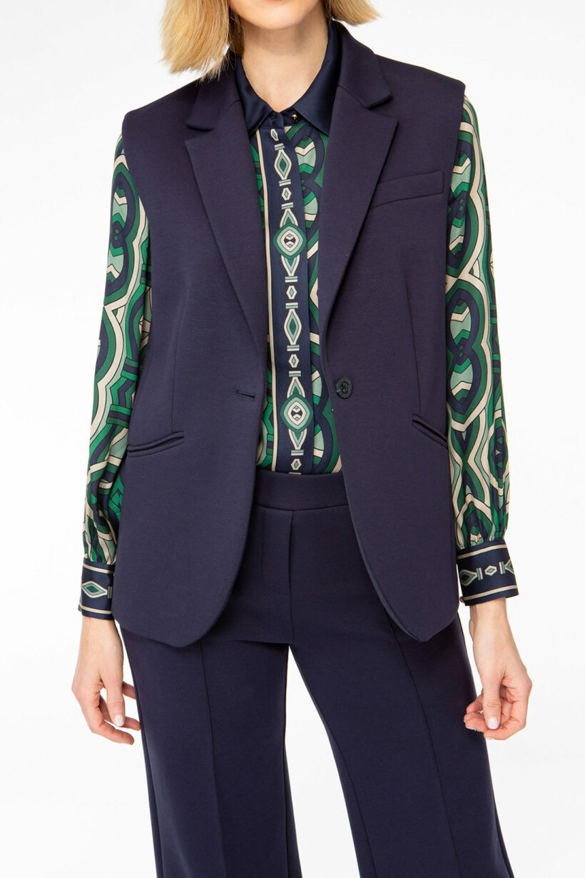 IVI collection SOLID JERSEY Weste mit Reverskragen in der Farbe navy blau aus der AW24 Kollektion. IVI collection SOLID JERSEY vest with lapel collar in the color navy blue from the AW24 collection.