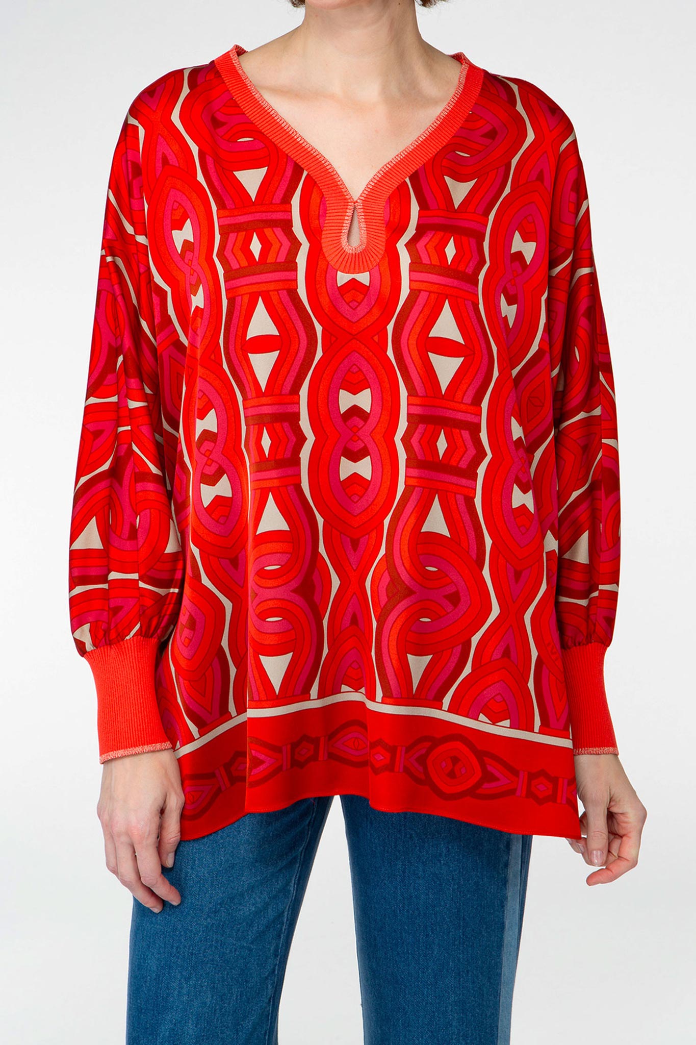 IVI collection GRACE elegante Seidentunika mit Cut-Out-Detail am V-Ausschnitt mit graphischen Print in leuchtenden Rot-Farben aus der AW24 Kollektion. IVI collection GRACE elegant silk tunic with cut-out detail at the V-neckline with graphic print in bright red colors from the AW24 collection.