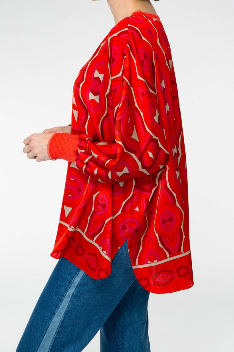 IVI collection GRACE elegante Seidentunika mit Cut-Out-Detail am V-Ausschnitt mit graphischen Print in leuchtenden Rot-Farben aus der AW24 Kollektion.

IVI collection GRACE elegant silk tunic with cut-out detail at the V-neckline with graphic print in bright red colors from the AW24 collection.