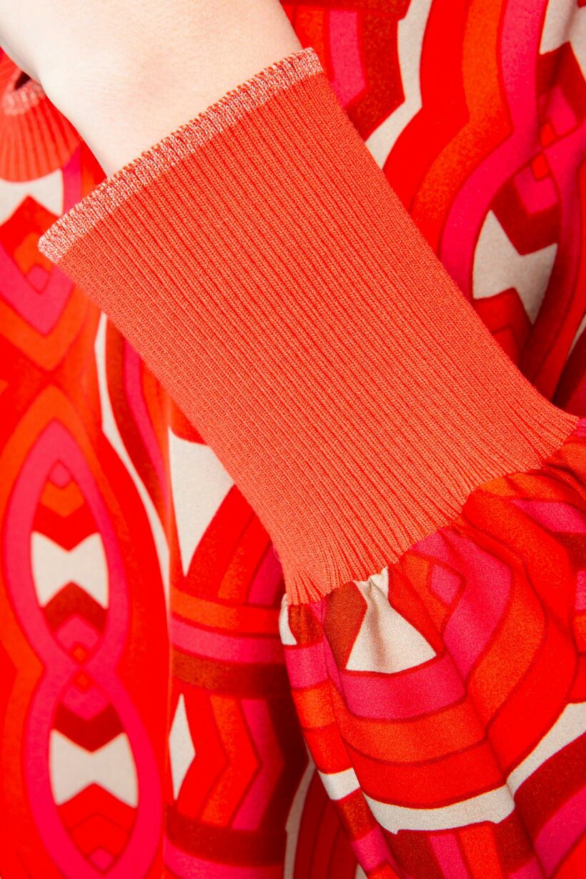 IVI collection GRACE elegante Seidentunika mit Cut-Out-Detail am V-Ausschnitt mit graphischen Print in leuchtenden Rot-Farben aus der AW24 Kollektion.