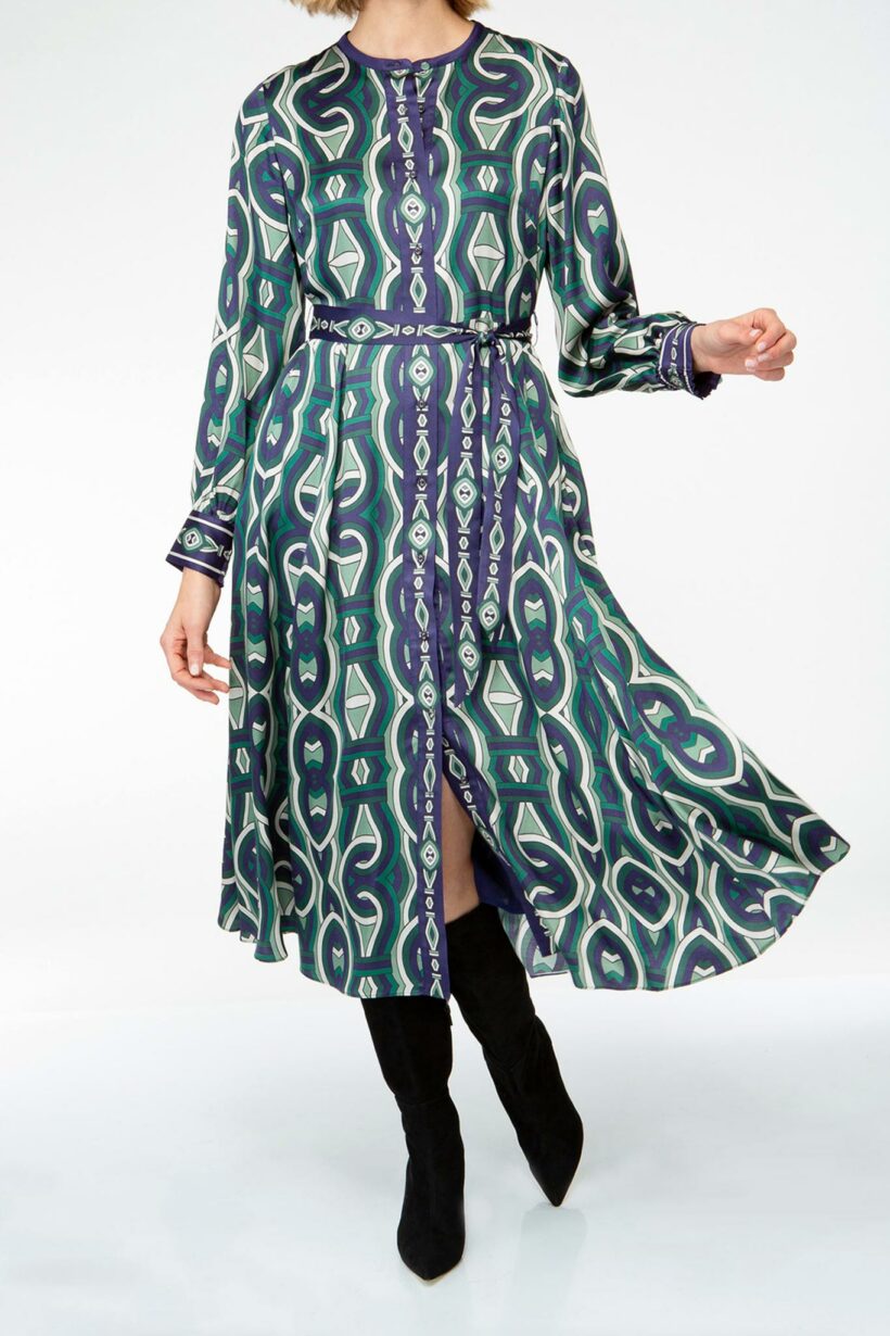 IVI collection GRACE elegantes Blusenkleid mit durchgehender Knopfleiste aus Viskose-Rayon-Mix mit graphischen Print in grün aus der AW24 Kollektion. IVI collection GRACE elegant blouse dress with full-length button placket made from a viscose-rayon blend with a graphic print in green colors from the AW24 collection.