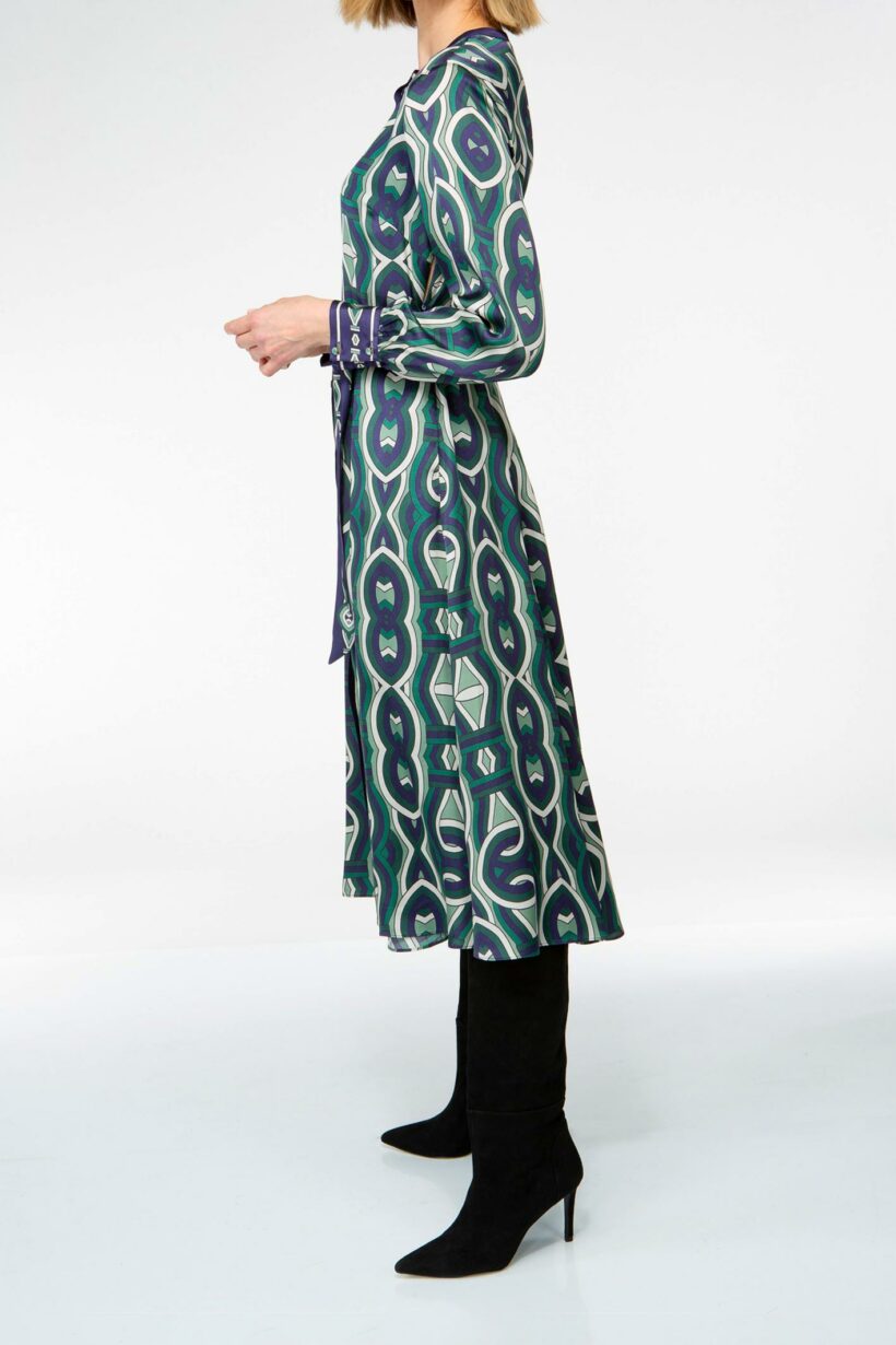 IVI collection GRACE elegantes Blusenkleid mit durchgehender Knopfleiste aus Viskose-Rayon-Mix mit graphischen Print in grün aus der AW24 Kollektion. IVI collection GRACE elegant blouse dress with full-length button placket made from a viscose-rayon blend with a graphic print in green colors from the AW24 collection.