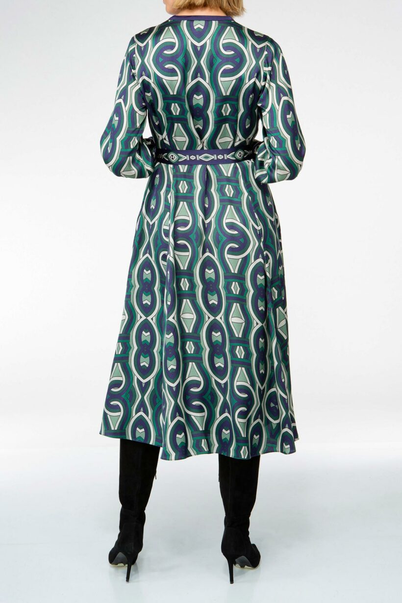 IVI collection GRACE elegantes Blusenkleid mit durchgehender Knopfleiste aus Viskose-Rayon-Mix mit graphischen Print in grün aus der AW24 Kollektion. IVI collection GRACE elegant blouse dress with full-length button placket made from a viscose-rayon blend with a graphic print in green colors from the AW24 collection.