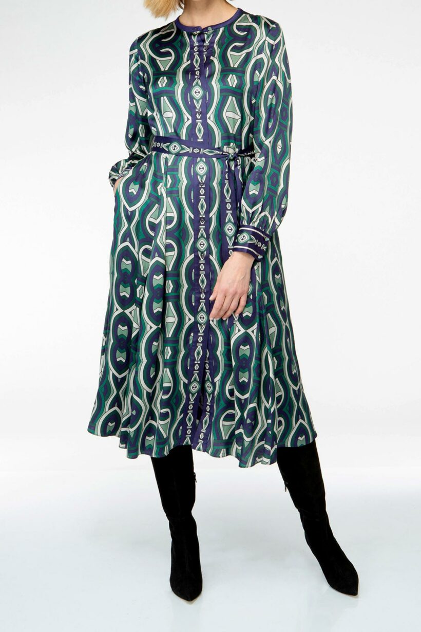 IVI collection GRACE elegantes Blusenkleid mit durchgehender Knopfleiste aus Viskose-Rayon-Mix mit graphischen Print in grün aus der AW24 Kollektion. IVI collection GRACE elegant blouse dress with full-length button placket made from a viscose-rayon blend with a graphic print in green colors from the AW24 collection.