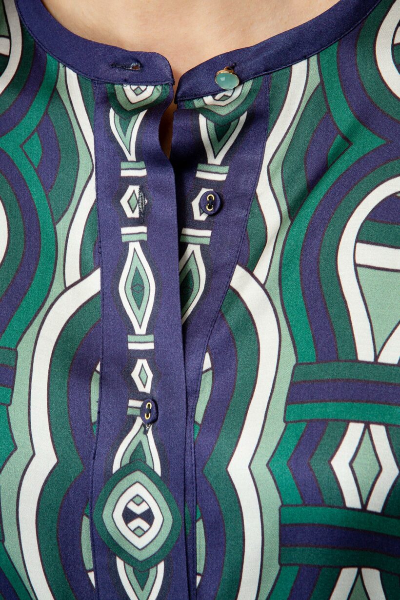 IVI collection GRACE elegantes Blusenkleid mit durchgehender Knopfleiste aus Viskose-Rayon-Mix mit graphischen Print in grün aus der AW24 Kollektion. IVI collection GRACE elegant blouse dress with full-length button placket made from a viscose-rayon blend with a graphic print in green colors from the AW24 collection.