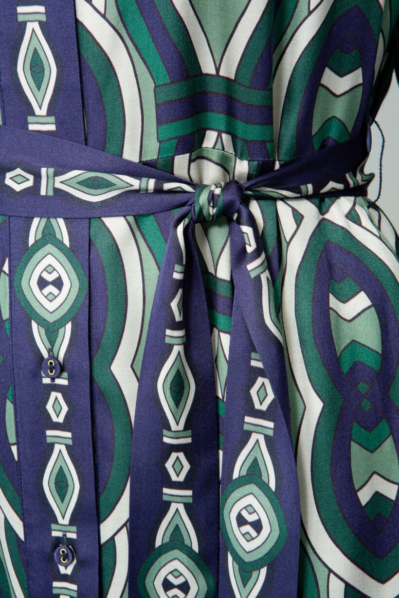 IVI collection GRACE elegantes Blusenkleid mit durchgehender Knopfleiste aus Viskose-Rayon-Mix mit graphischen Print in grün aus der AW24 Kollektion. IVI collection GRACE elegant blouse dress with full-length button placket made from a viscose-rayon blend with a graphic print in green colors from the AW24 collection.