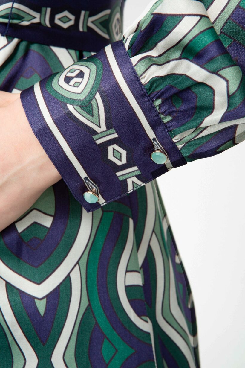 IVI collection GRACE elegantes Blusenkleid mit durchgehender Knopfleiste aus Viskose-Rayon-Mix mit graphischen Print in grün aus der AW24 Kollektion. IVI collection GRACE elegant blouse dress with full-length button placket made from a viscose-rayon blend with a graphic print in green colors from the AW24 collection.