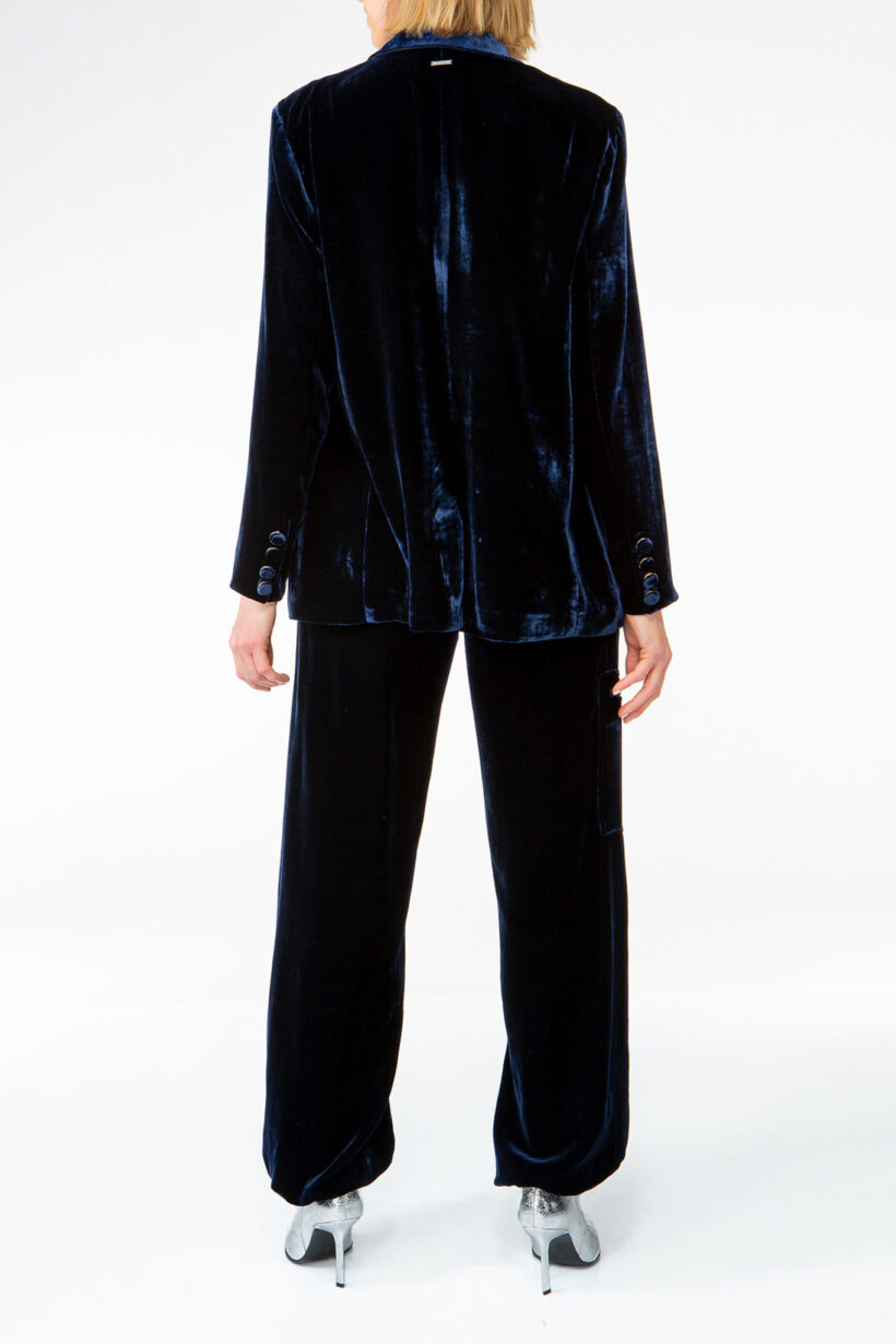 IVI collection VELVET Samthose mit Cargo-Details in der Farbe navy blau aus der AW24 Kollektion. IVI collection VELVET velvet trousers with cargo details in the color navy blue from the AW24 collection.