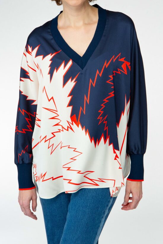IVI collection FLASH Seidentunika mit auffälligem Grafik-Print in den Farben weiß und blau und roten Akzenten aus der AW24 Kollektion. IVI collection FLASH silk tunic with an eye-catching graphic print in white and blue with red accents from the AW24 collection.