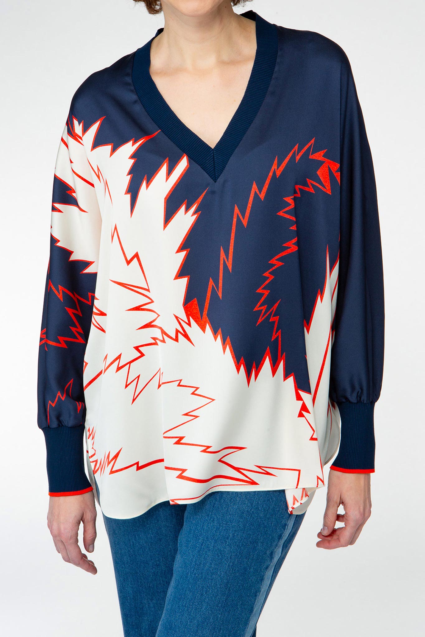 IVI collection FLASH Seidentunika mit auffälligem Grafik-Print in den Farben weiß und blau und roten Akzenten aus der AW24 Kollektion. IVI collection FLASH silk tunic with an eye-catching graphic print in white and blue with red accents from the AW24 collection.