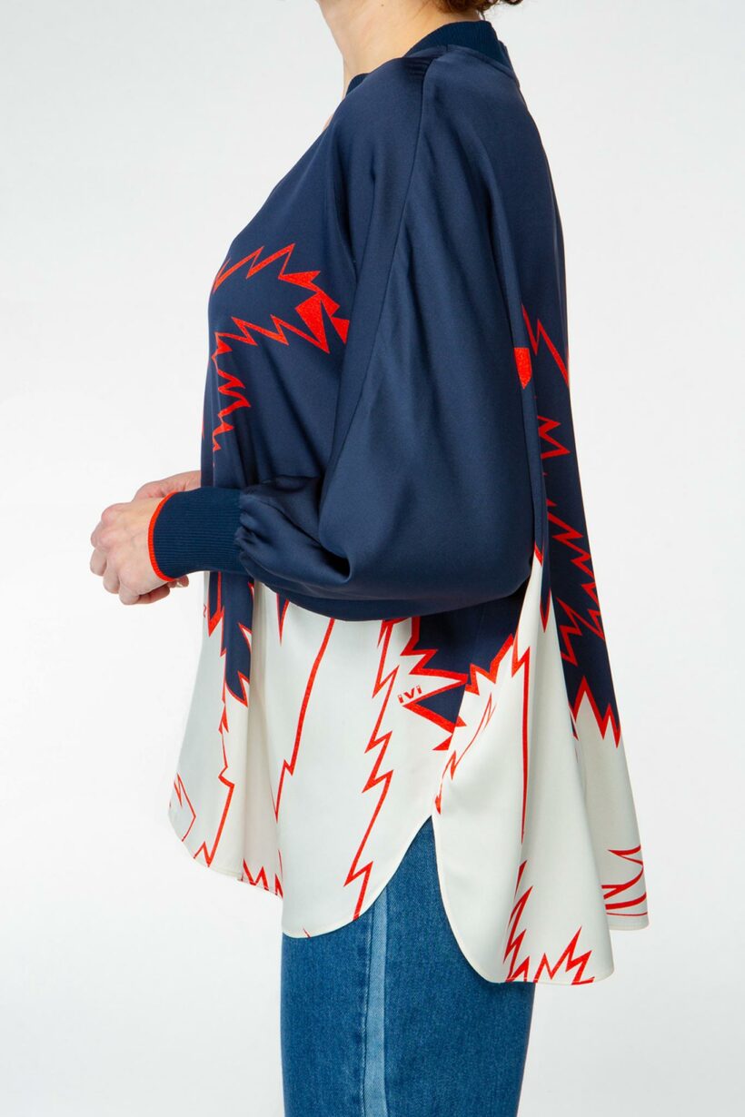IVI collection FLASH Seidentunika mit auffälligem Grafik-Print in den Farben weiß und blau und roten Akzenten aus der AW24 Kollektion.

IVI collection FLASH silk tunic with an eye-catching graphic print in white and blue with red accents from the AW24 collection.