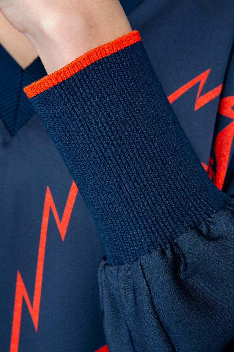 IVI collection FLASH Seidentunika mit auffälligem Grafik-Print in den Farben weiß und blau und roten Akzenten aus der AW24 Kollektion.

IVI collection FLASH silk tunic with an eye-catching graphic print in white and blue with red accents from the AW24 collection.