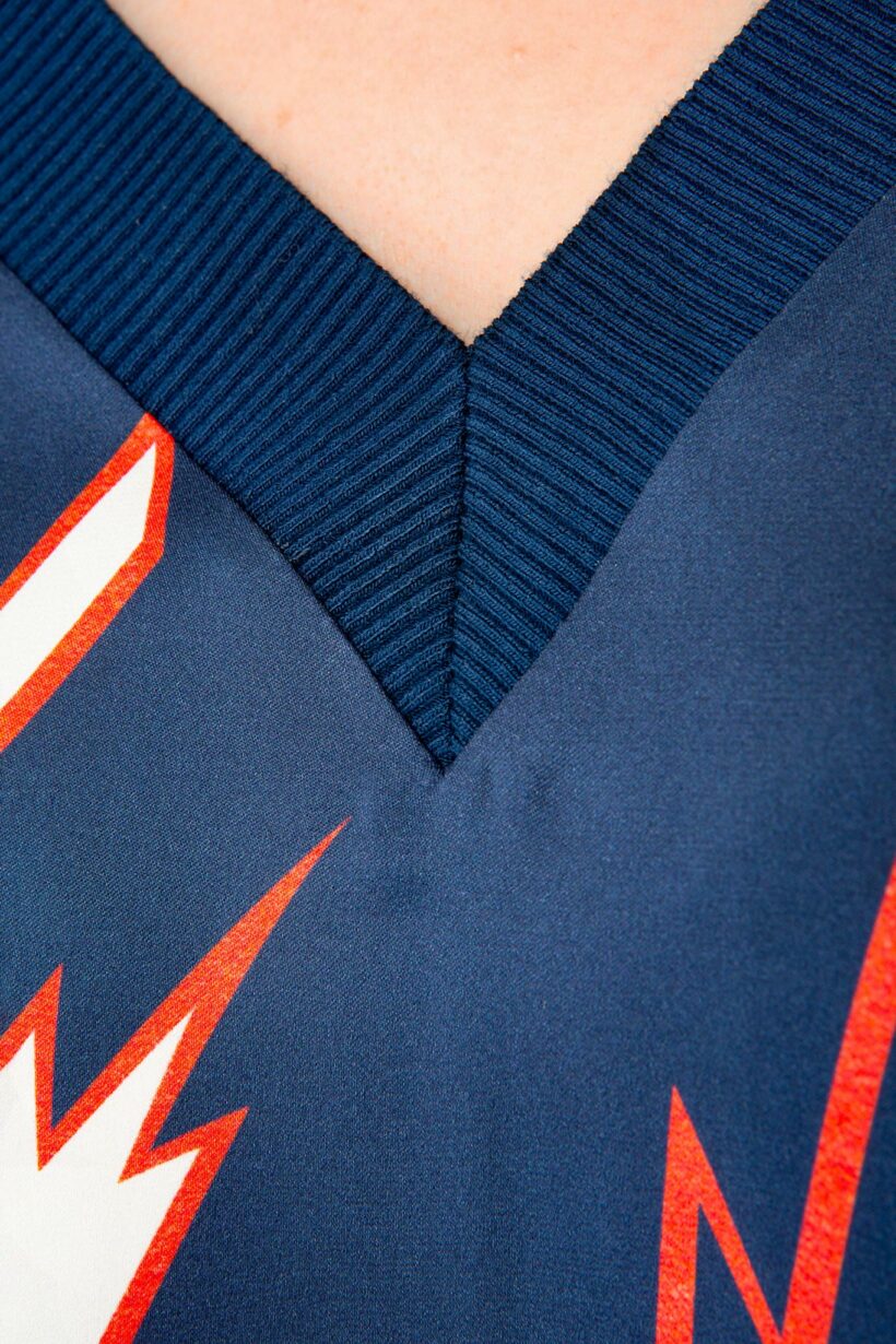 IVI collection FLASH Seidentunika mit auffälligem Grafik-Print in den Farben weiß und blau und roten Akzenten aus der AW24 Kollektion.

IVI collection FLASH silk tunic with an eye-catching graphic print in white and blue with red accents from the AW24 collection.