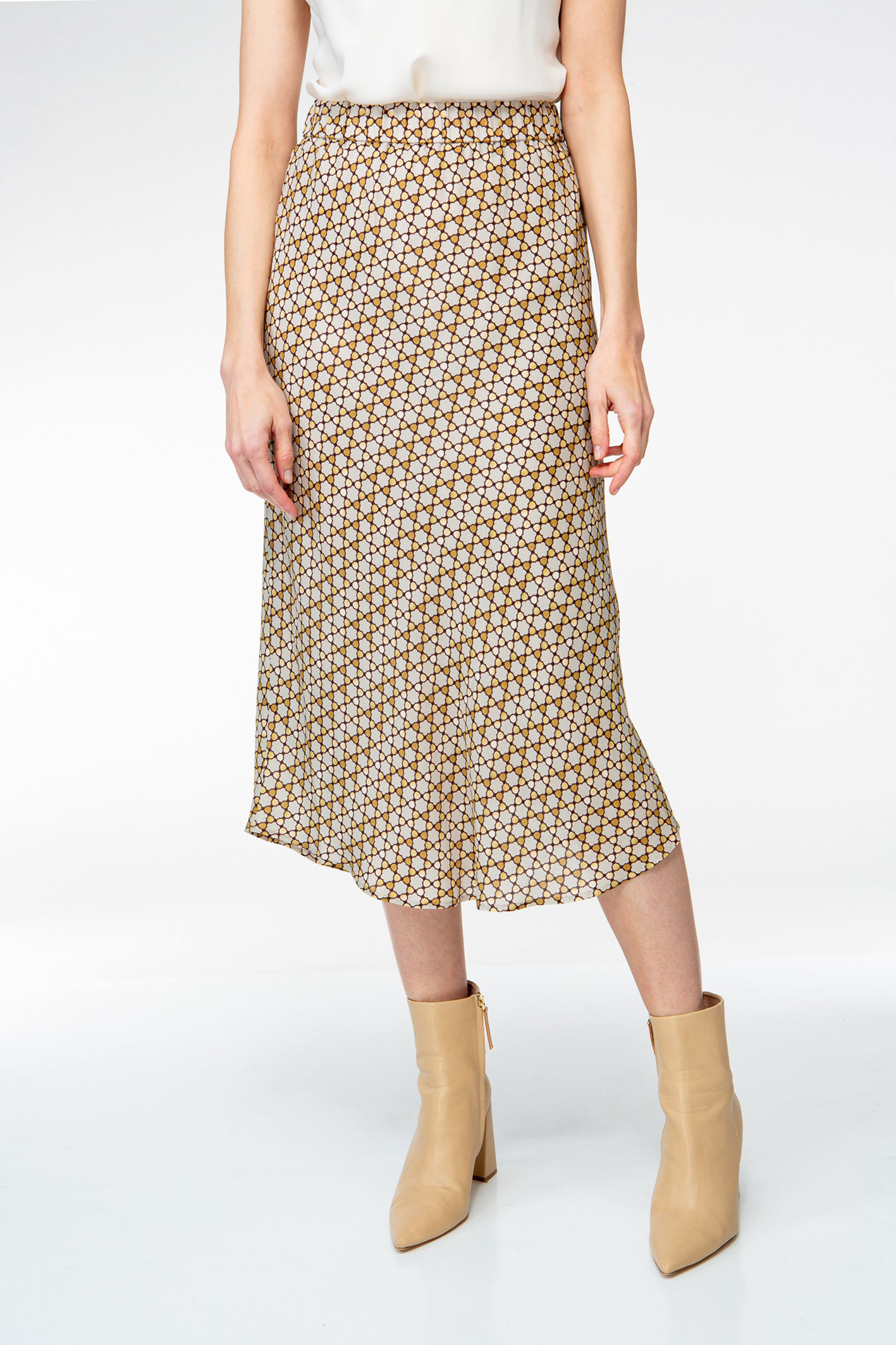 IVI collection TREASURE feminine Seidenrock aus einem hochwertigem Viskose-Seiden-Mix in der Farber gold aus der AW24 Kollektion. IVI collection TREASURE feminine silk skirt made from a high-quality viscose-silk blend in the color gold from the AW24 collection.