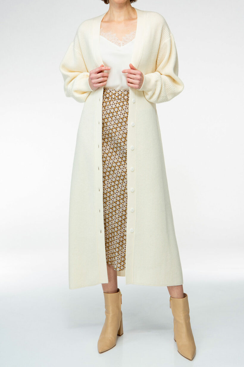 IVI collection SOLID KNIT Kleid mit durchgehender Knopfleiste aus Wolle und Kaschmir in weiß aus der AW24 Kollektion.

IVI collection SOLID KNIT dress with full-length button placket made of wool and cashmere in white from the AW24 collection.