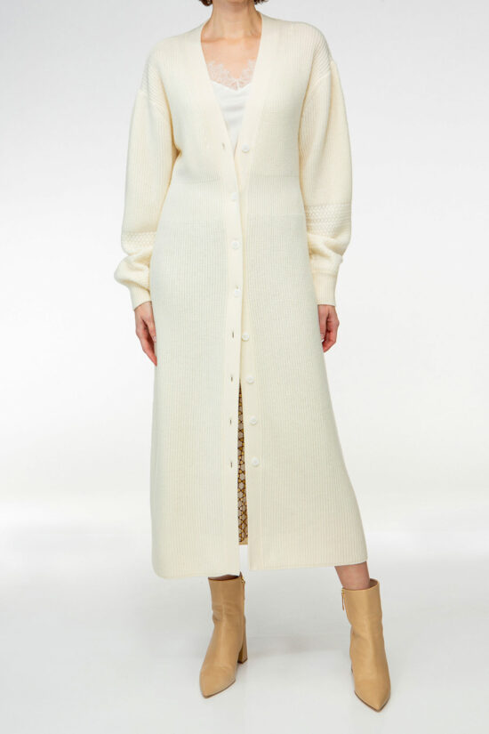 IVI collection SOLID KNIT Kleid mit durchgehender Knopfleiste aus Wolle und Kaschmir in weiß aus der AW24 Kollektion. IVI collection SOLID KNIT dress with full-length button placket made of wool and cashmere in white from the AW24 collection.