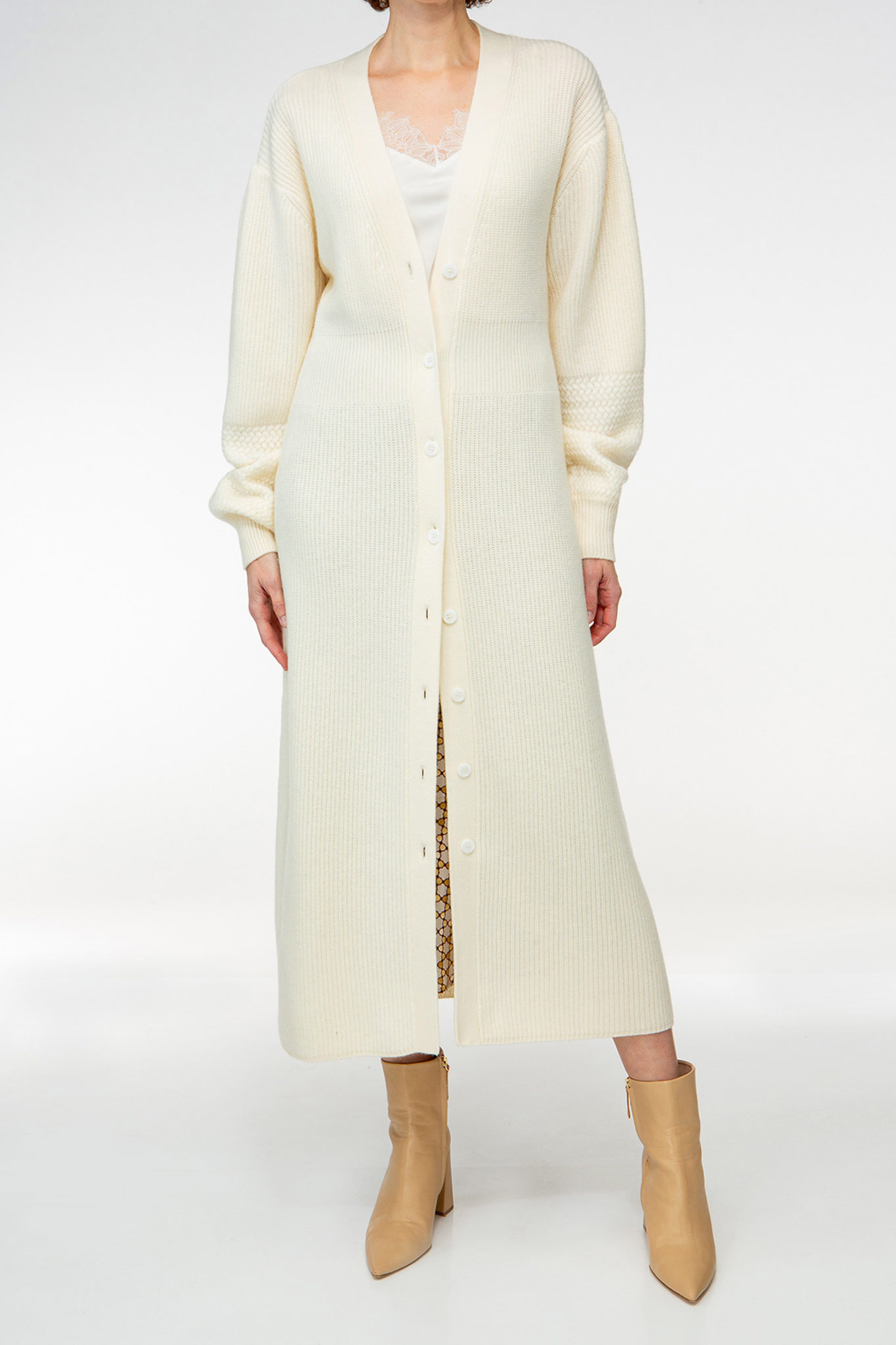 IVI collection SOLID KNIT Kleid mit durchgehender Knopfleiste aus Wolle und Kaschmir in weiß aus der AW24 Kollektion. IVI collection SOLID KNIT dress with full-length button placket made of wool and cashmere in white from the AW24 collection.