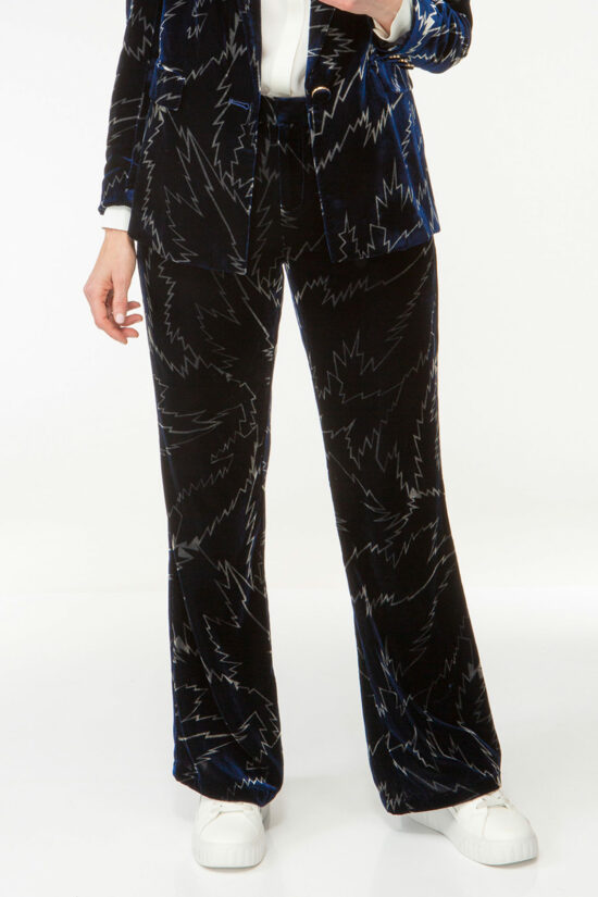 IVI collection FLASH bedruckte Hose mit Bundfalten und weitem Bein in leichter Bootcut Silhouette aus weichem Samtstoff mit auffälligem Grafik-Print in den Farben silber und blau aus der AW24 Kollektion. IVI collection FLASH printed trousers with pleats and a wide leg in a slight bootcut silhouette made of soft velvet fabric with an eye-catching graphic print in silver and blue from the AW24 collection.