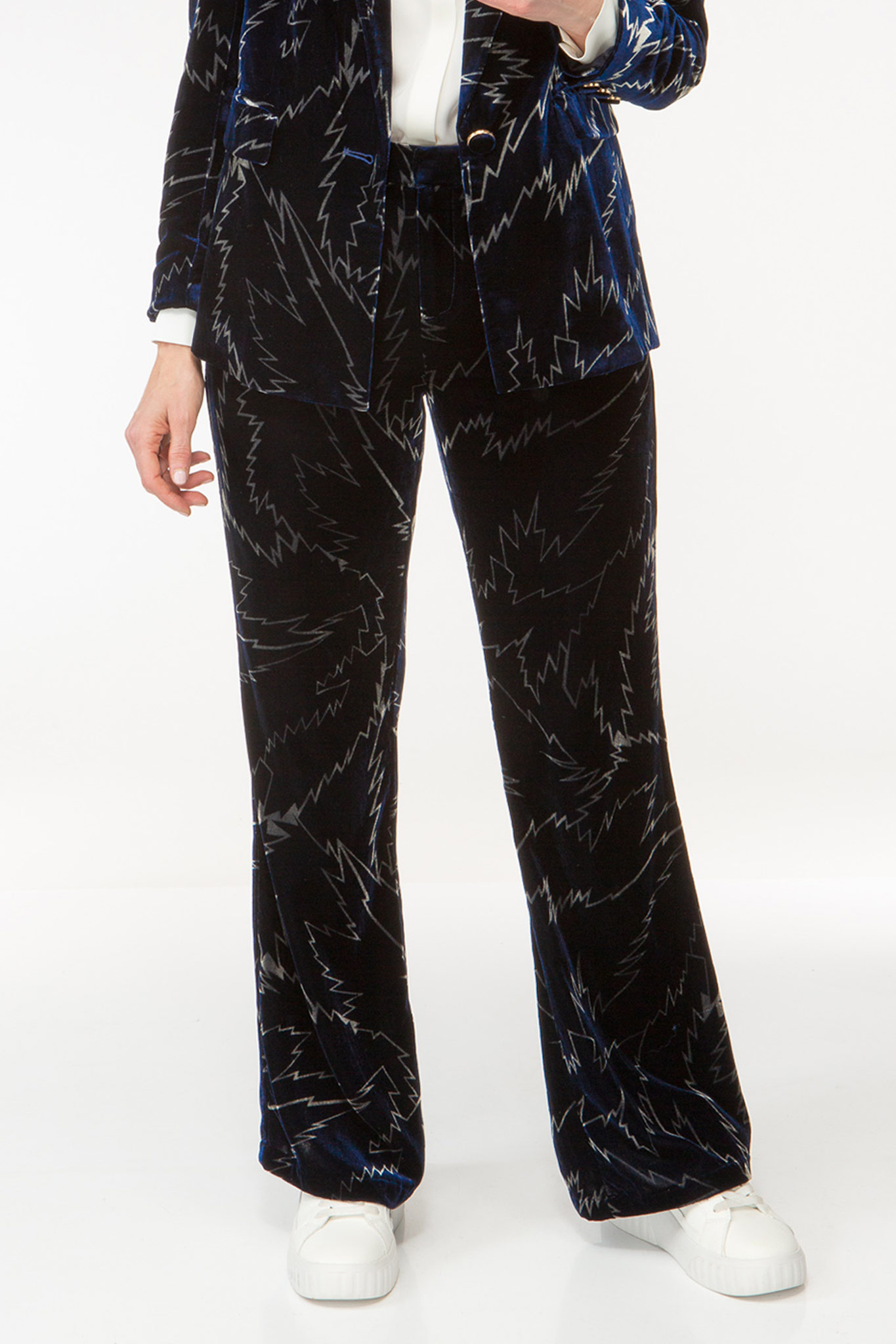 IVI collection FLASH bedruckte Hose mit Bundfalten und weitem Bein in leichter Bootcut Silhouette aus weichem Samtstoff mit auffälligem Grafik-Print in den Farben silber und blau aus der AW24 Kollektion. IVI collection FLASH printed trousers with pleats and a wide leg in a slight bootcut silhouette made of soft velvet fabric with an eye-catching graphic print in silver and blue from the AW24 collection.