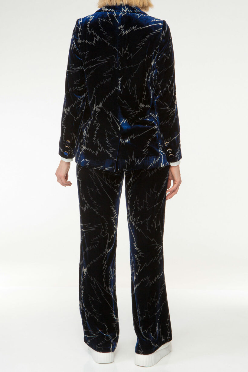 IVI collection FLASH bedruckte Hose mit Bundfalten und weitem Bein in leichter Bootcut Silhouette aus weichem Samtstoff mit auffälligem Grafik-Print in den Farben silber und blau aus der AW24 Kollektion.

IVI collection FLASH printed trousers with pleats and a wide leg in a slight bootcut silhouette made of soft velvet fabric with an eye-catching graphic print in silver and blue from the AW24 collection.