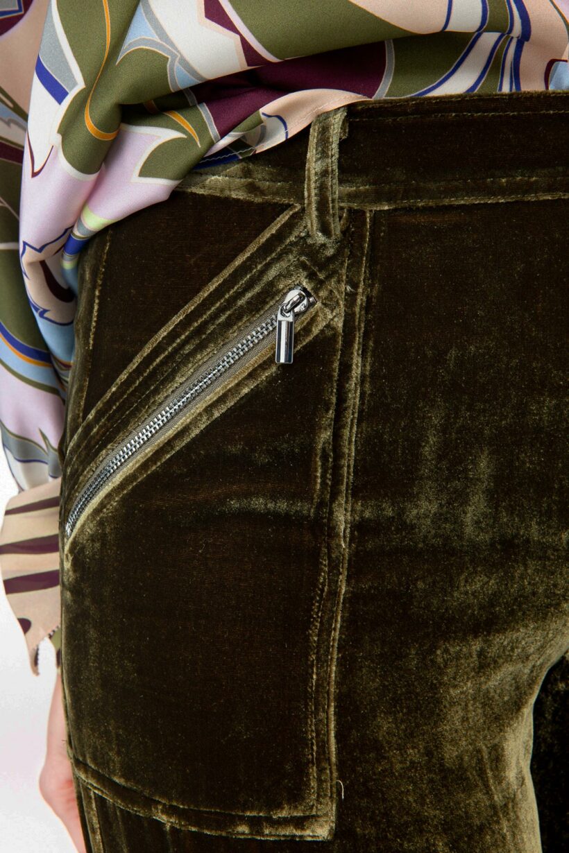 IVI collection VELVET Samthose mit Cargo-Details in der Farbe oliv grün aus der AW24 Kollektion. IVI collection VELVET velvet trousers with cargo details in the color olive green from the AW24 collection.