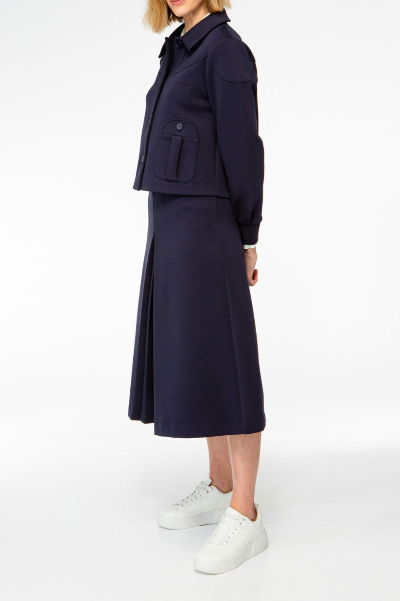 IVI collection SOLID JERSEY kurze Jacke im Boxy-Fit in der Farbe navy blau aus der AW24 Kollektion. IVI collection SOLID JERSEY short jacket in boxy fit in the color navy blue from the AW24 collection.