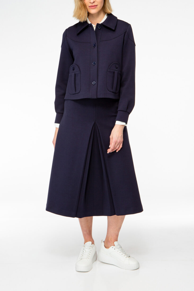 IVI collection SOLID JERSEY kurze Jacke im Boxy-Fit in der Farbe navy blau aus der AW24 Kollektion. IVI collection SOLID JERSEY short jacket in boxy fit in the color navy blue from the AW24 collection.