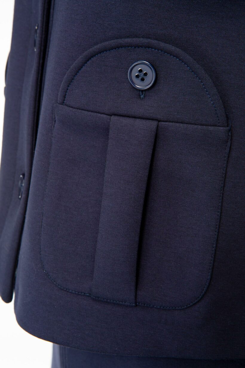 IVI collection SOLID JERSEY kurze Jacke im Boxy-Fit in der Farbe navy blau aus der AW24 Kollektion. IVI collection SOLID JERSEY short jacket in boxy fit in the color navy blue from the AW24 collection.