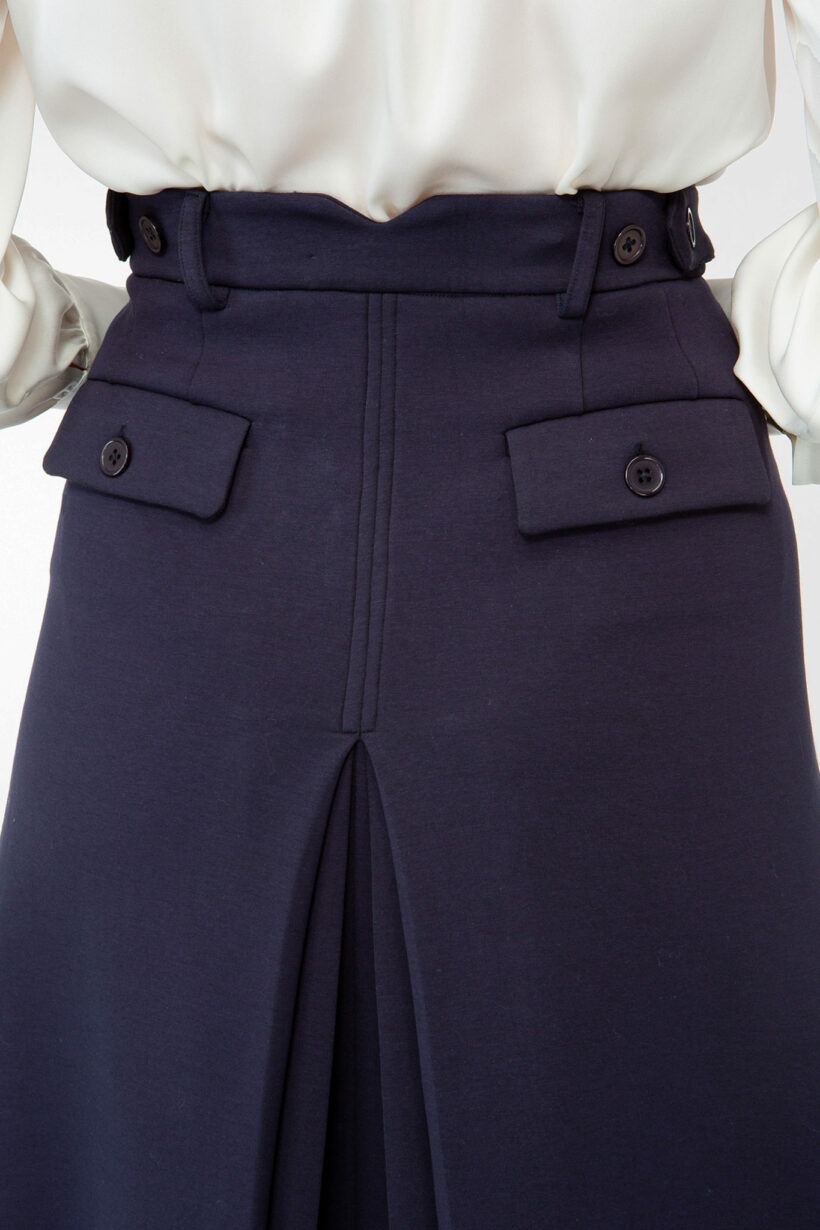 IVI collection SOLID JERSEY Midirock mit Kellerfalte in der Farbe navy blau aus der AW24 Kollektion. IVI collection SOLID JERSEY midi skirt with box pleat in the color navy blue from the AW24 collection.