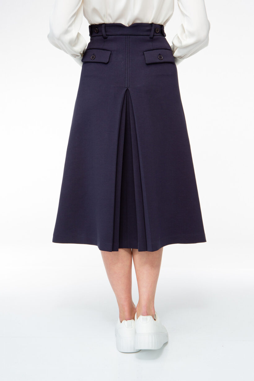 IVI collection SOLID JERSEY Midirock mit Kellerfalte in der Farbe navy blau aus der AW24 Kollektion. IVI collection SOLID JERSEY midi skirt with box pleat in the color navy blue from the AW24 collection.