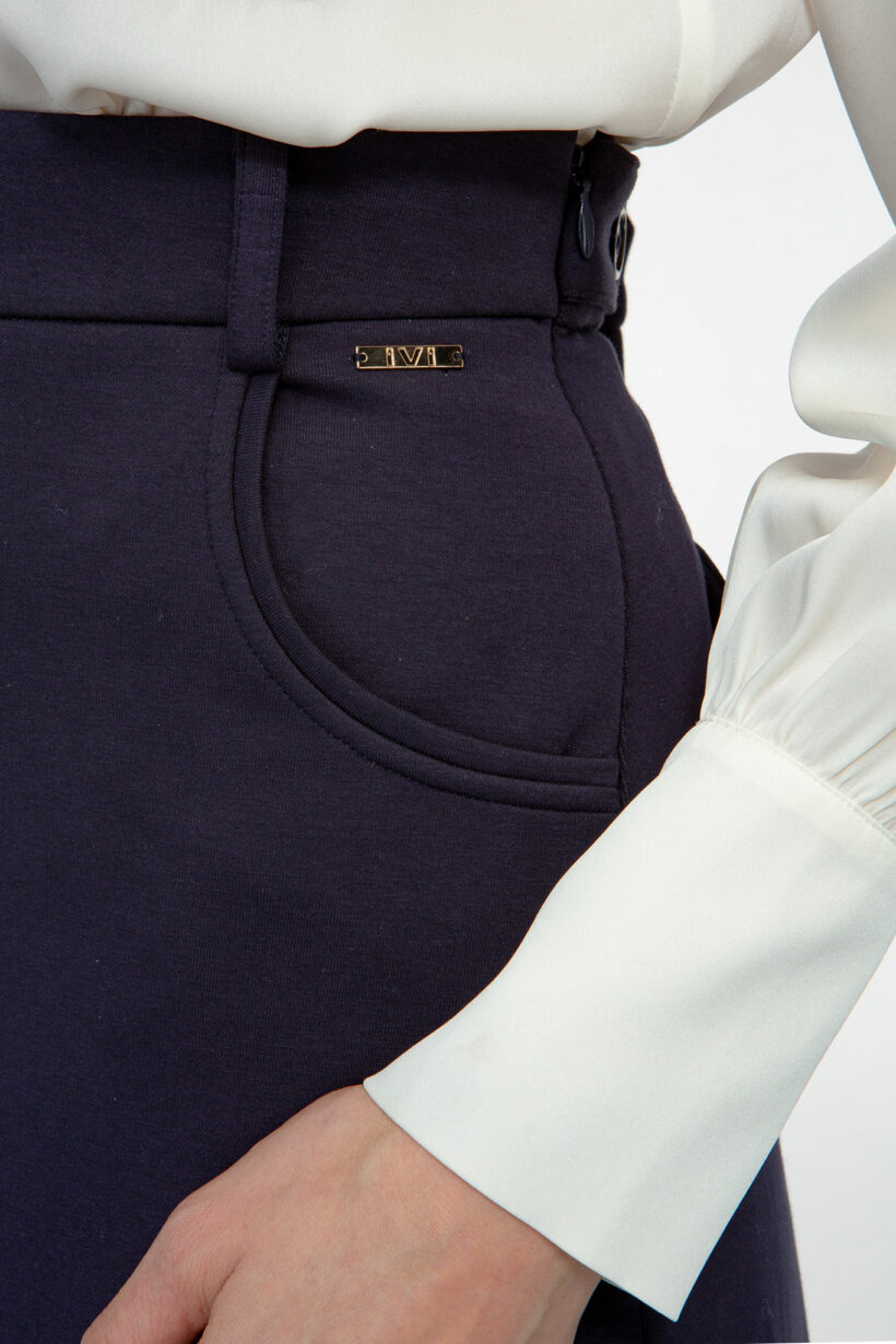 IVI collection SOLID JERSEY Midirock mit Kellerfalte in der Farbe navy blau aus der AW24 Kollektion. IVI collection SOLID JERSEY midi skirt with box pleat in the color navy blue from the AW24 collection.