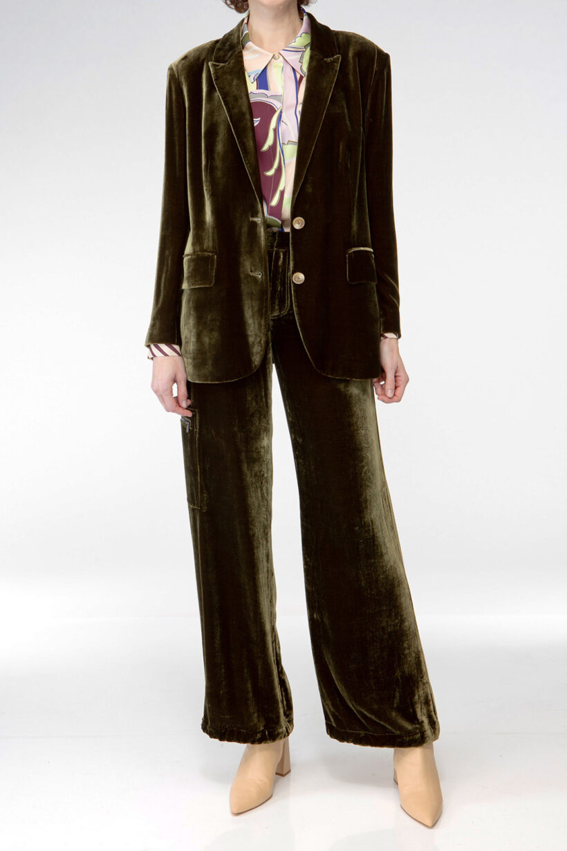 IVI collection VELVET einreihiger Blazer mit Patten-Taschen in Samt in der Farbe oliv grün aus der AW24 Kollektion. IVI collection VELVET single-breasted blazer with flap pockets in velvet in the color olive green from the AW24 collection.
