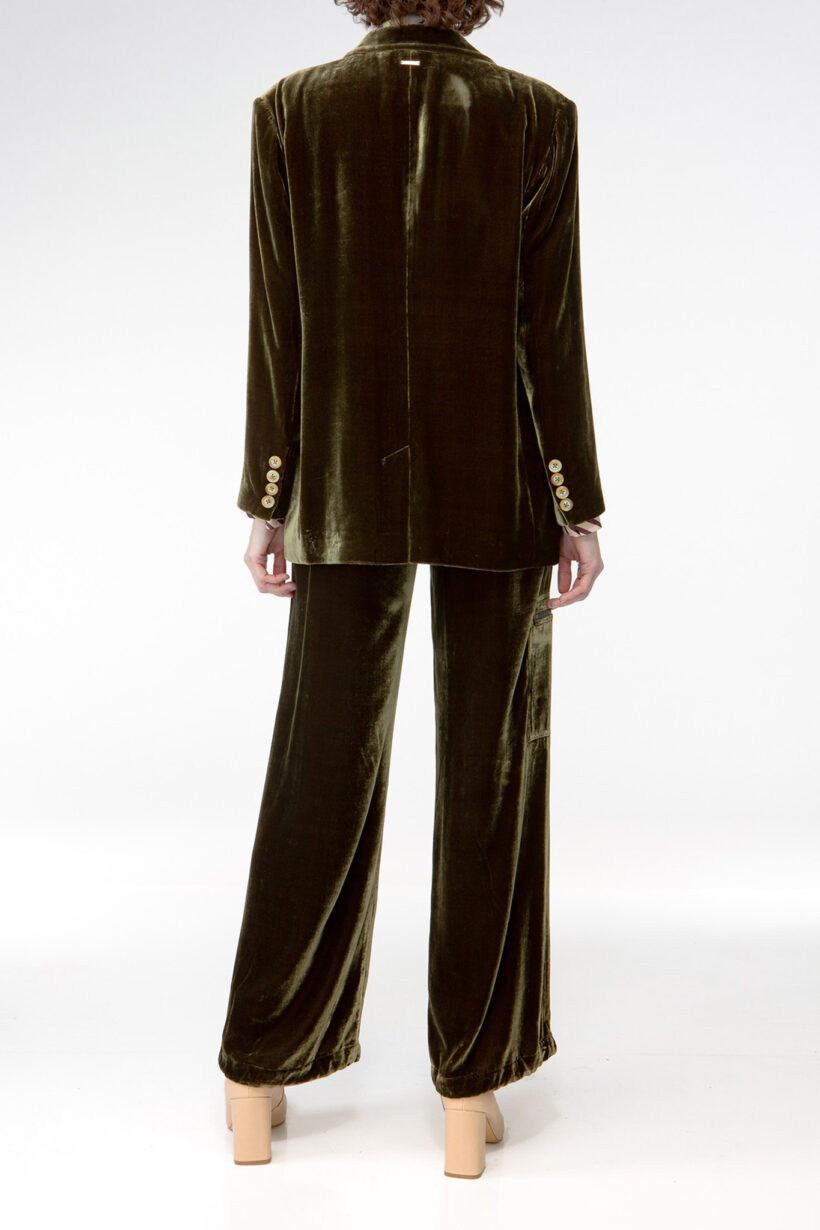 IVI collection VELVET einreihiger Blazer mit Patten-Taschen in Samt in der Farbe oliv grün aus der AW24 Kollektion. IVI collection VELVET single-breasted blazer with flap pockets in velvet in the color olive green from the AW24 collection.